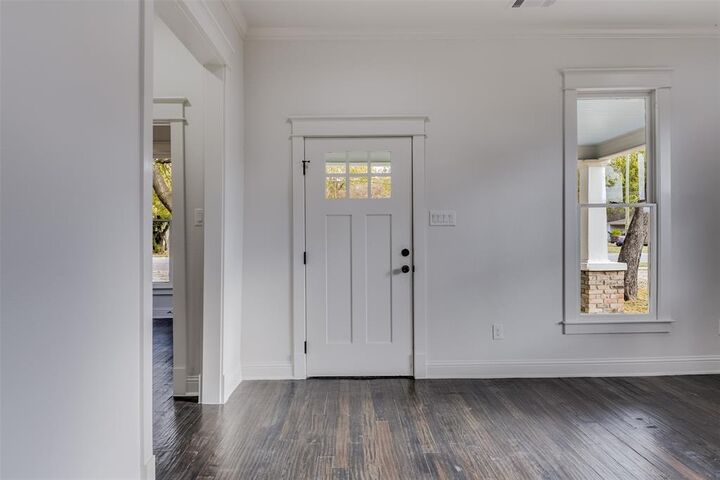 Property Photo: 810 E Marvin Avenue TX 75165