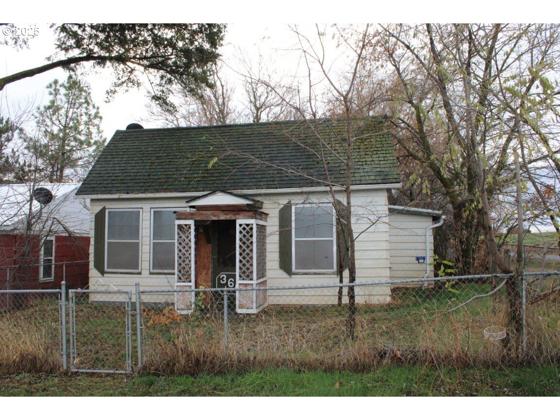 Property Photo:  360 W College St  OR 97813 