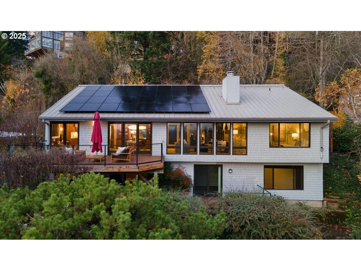 Property Photo:  4421 SW Melville Ave  OR 97239 