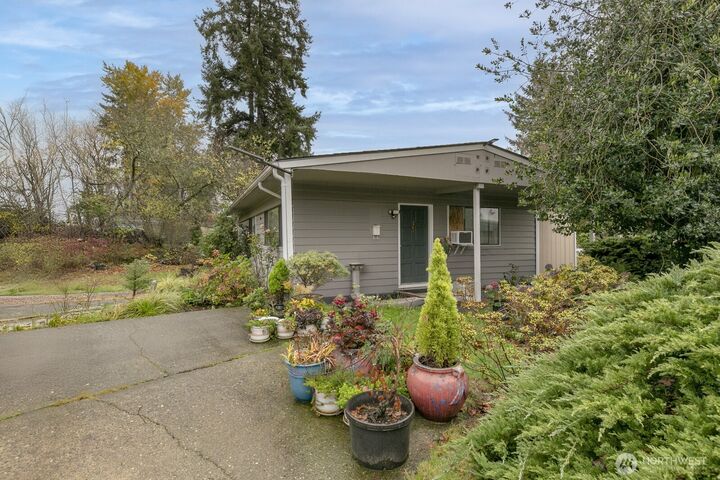 Property Photo: 916 Ferndale Circle NE WA 98056