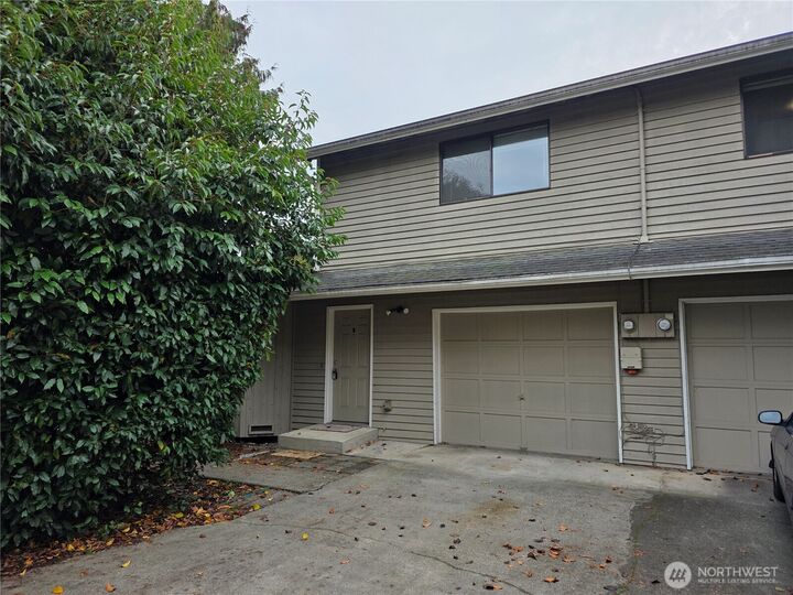 Property Photo:  2121  Chestnut Street B  WA 98201 