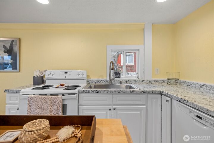 Property Photo:  1320 N Oak Harbor Street 107  WA 98277 