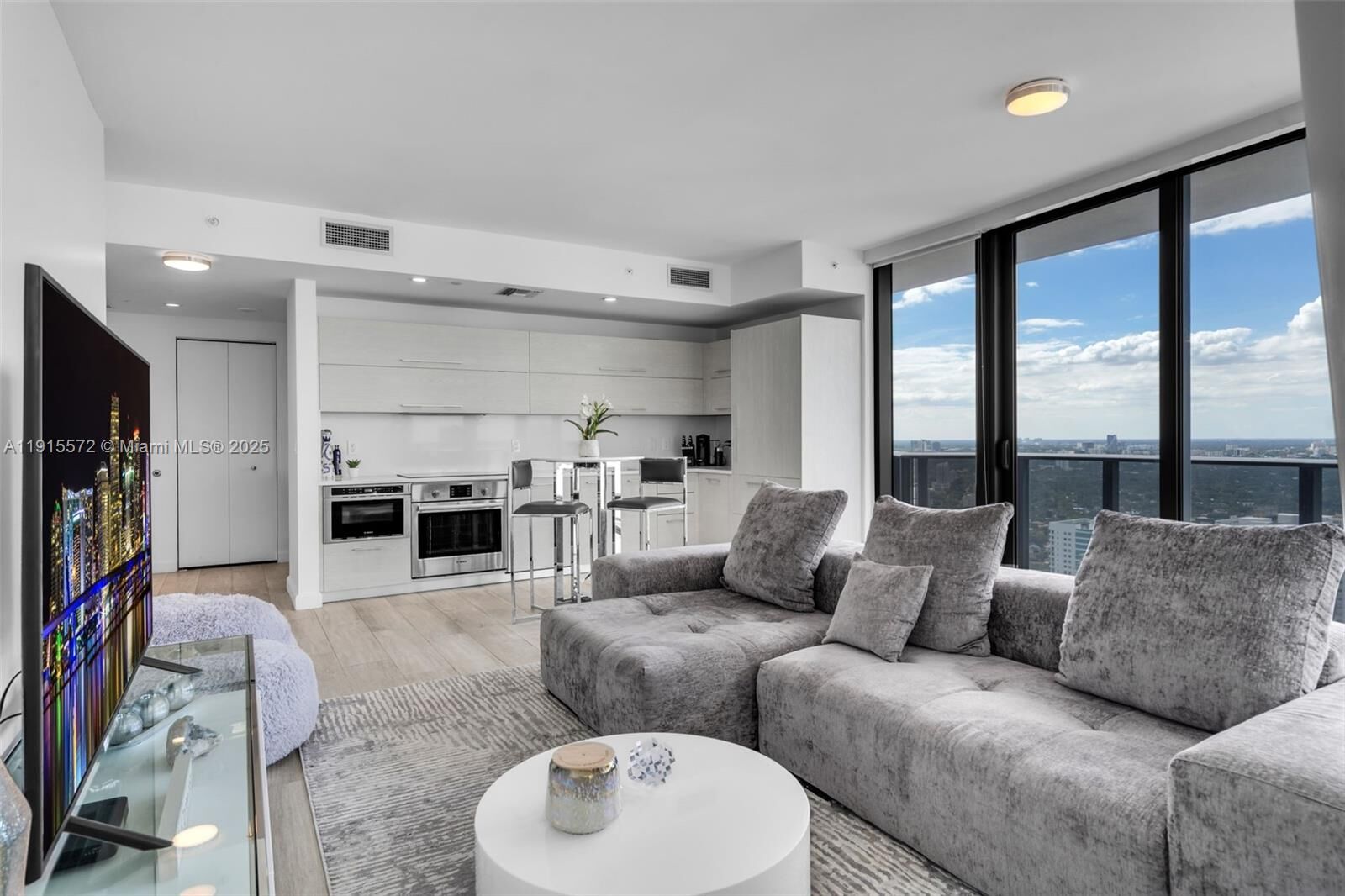 Property Photo:  55 SW 9th St 4008  FL 33130 