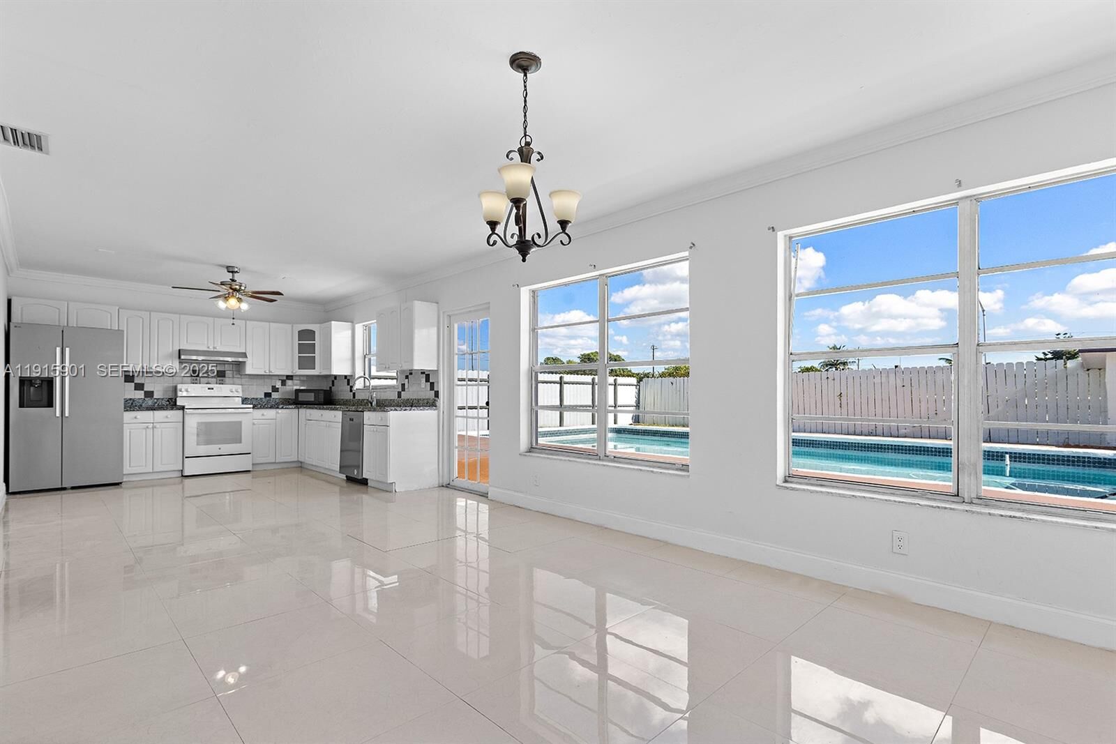 Property Photo: 2601 Acapulco Dr FL 33023