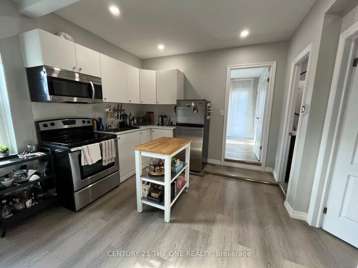 Property Photo:  850 Carlaw Avenue 3rd Flr  ON M4K 3L3 