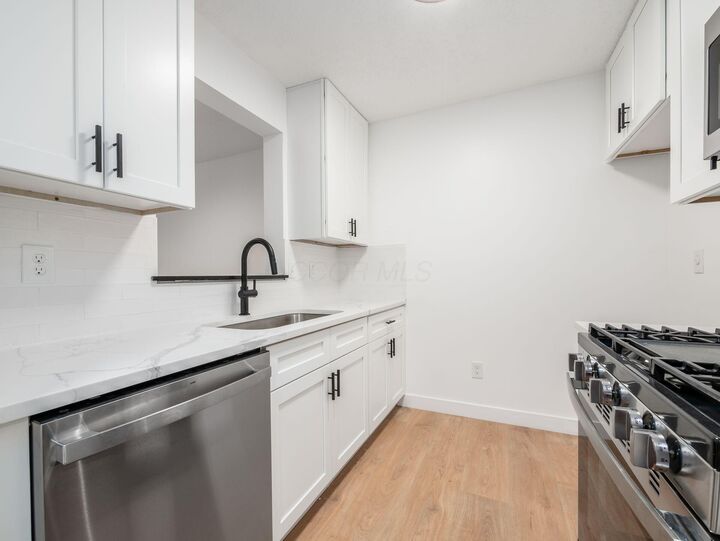 Property Photo: 4083 Parkcove Drive OH 43230