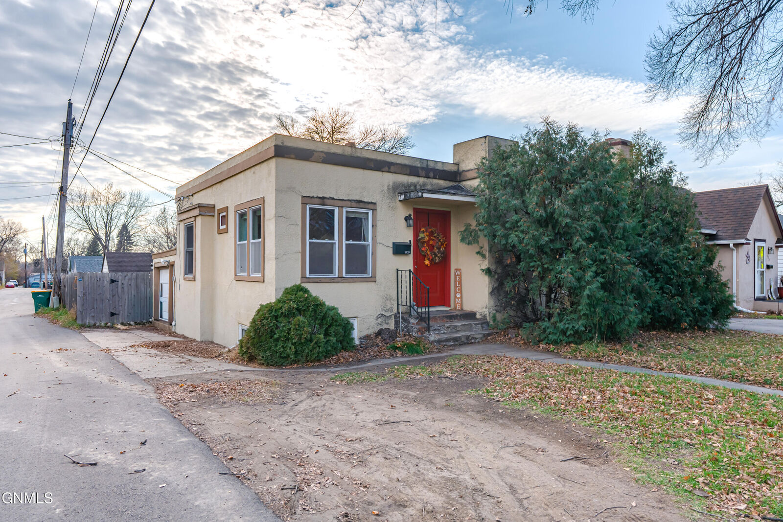 Property Photo:  909 E Avenue E  ND 58501 