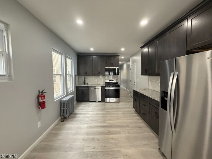 Property Photo:  918 Pennington St 2L  NJ 07202 