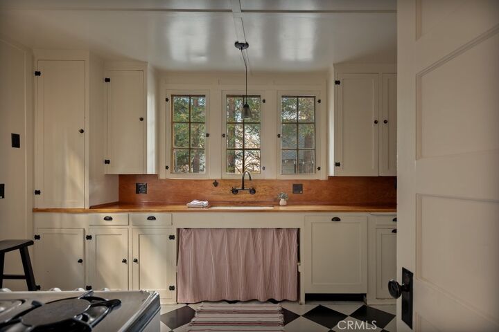 Property Photo:  388 Heliotrope  CA 92352 