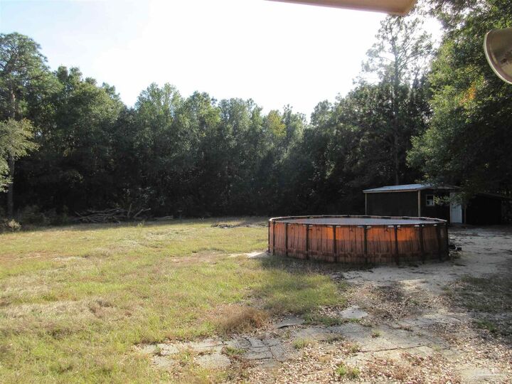 Property Photo: 5401 Delona Rd FL 32583