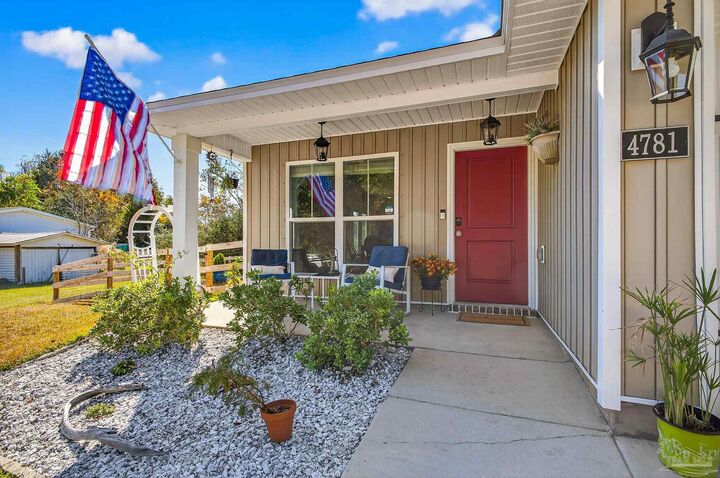 Property Photo: 4781 Christopher Ln FL 32583