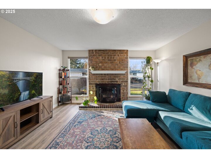 Property Photo:  2511 SW 23rd Cir  OR 97060 