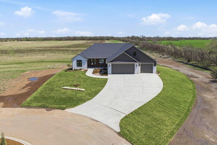 Property Photo:  16705 W Hickory Ct  KS 67052 