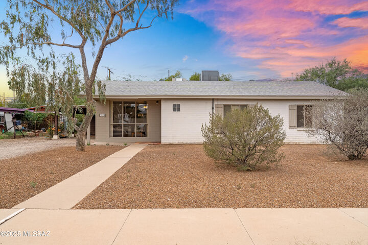 824 S Catalina Avenue  Tucson AZ 85711 photo