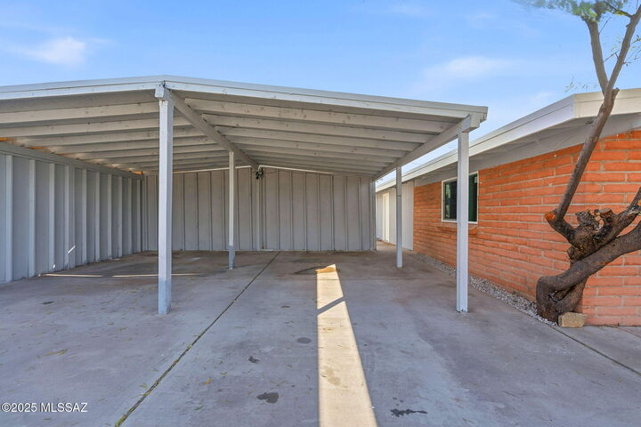 Property Photo: 3916 E Dover Stravenue AZ 85706