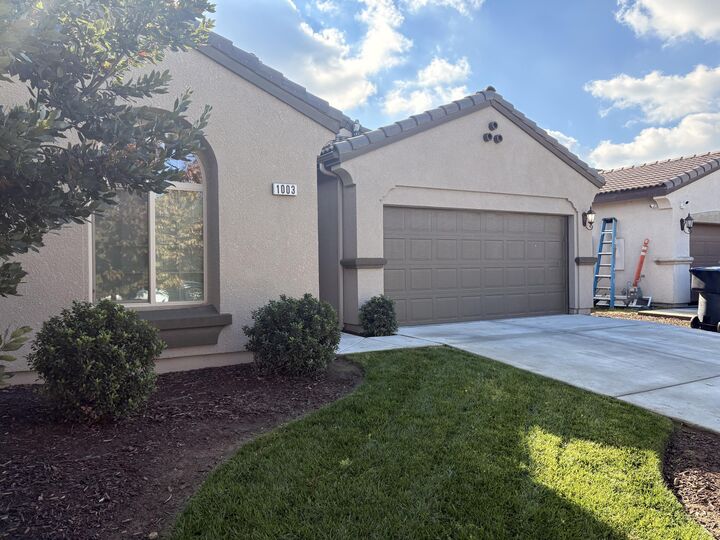 Property Photo: 1003 W Porter Avenue CA 93291