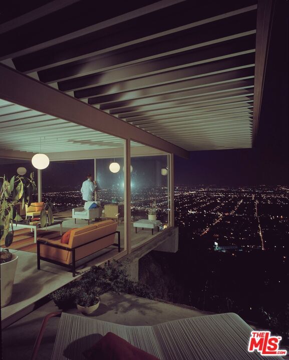 Property Photo:  1635 Woods Dr  CA 90069 