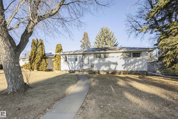 15702 92A Avenue NW  Edmonton AB T5R 5E9 photo