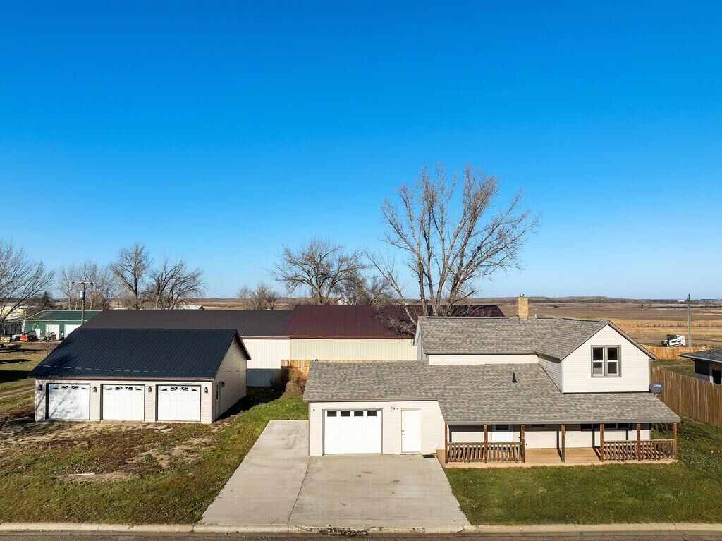 Property Photo: 118 2nd Ave E ND 58575