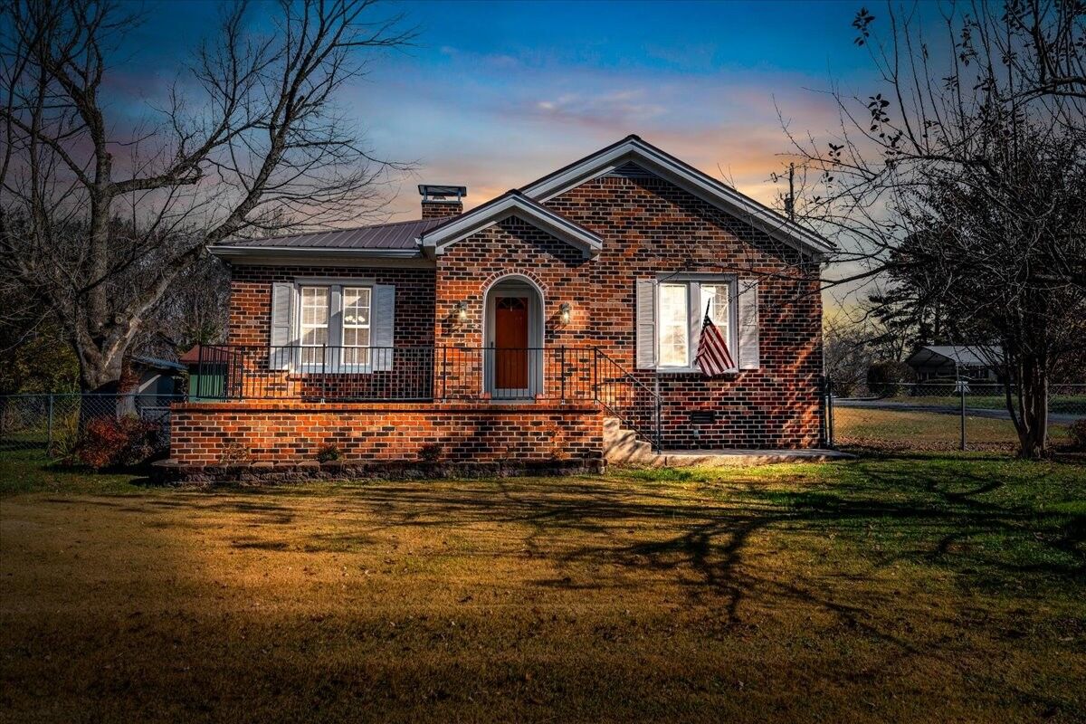Property Photo:  963 Emerson St  TN 37355 