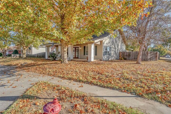 Property Photo:  704 N Pennsylvania Avenue  OK 73554 