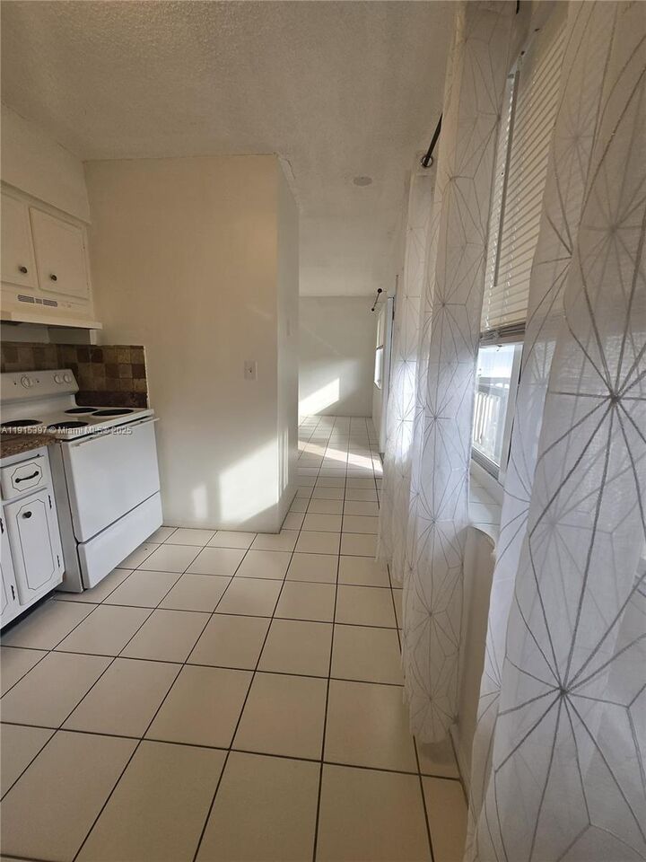 Property Photo:  1400 N 17th Ave 17  FL 33020 