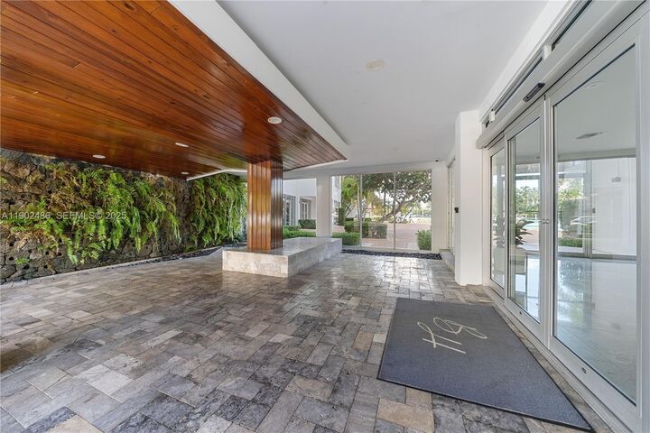 Property Photo:  9102 W Bay Harbor Dr 6-B  FL 33154 