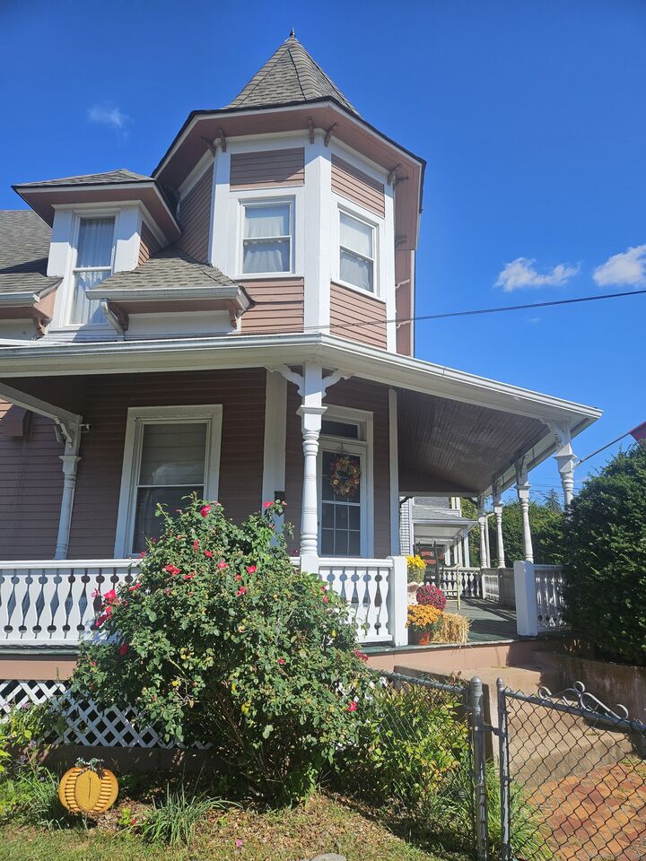 Property Photo: 84 Silver Lane CT 06118