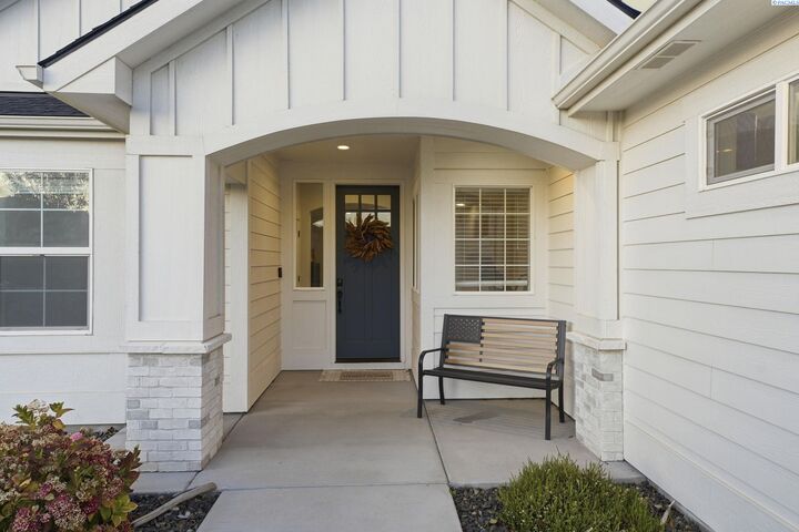 Property Photo:  5622 W 41st Ave  WA 99338 