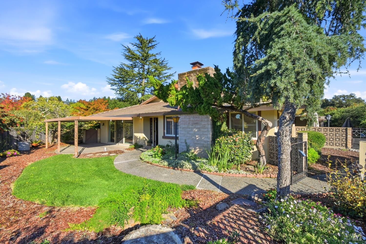 Property Photo:  442 Las Casitas Court B  CA 95403 