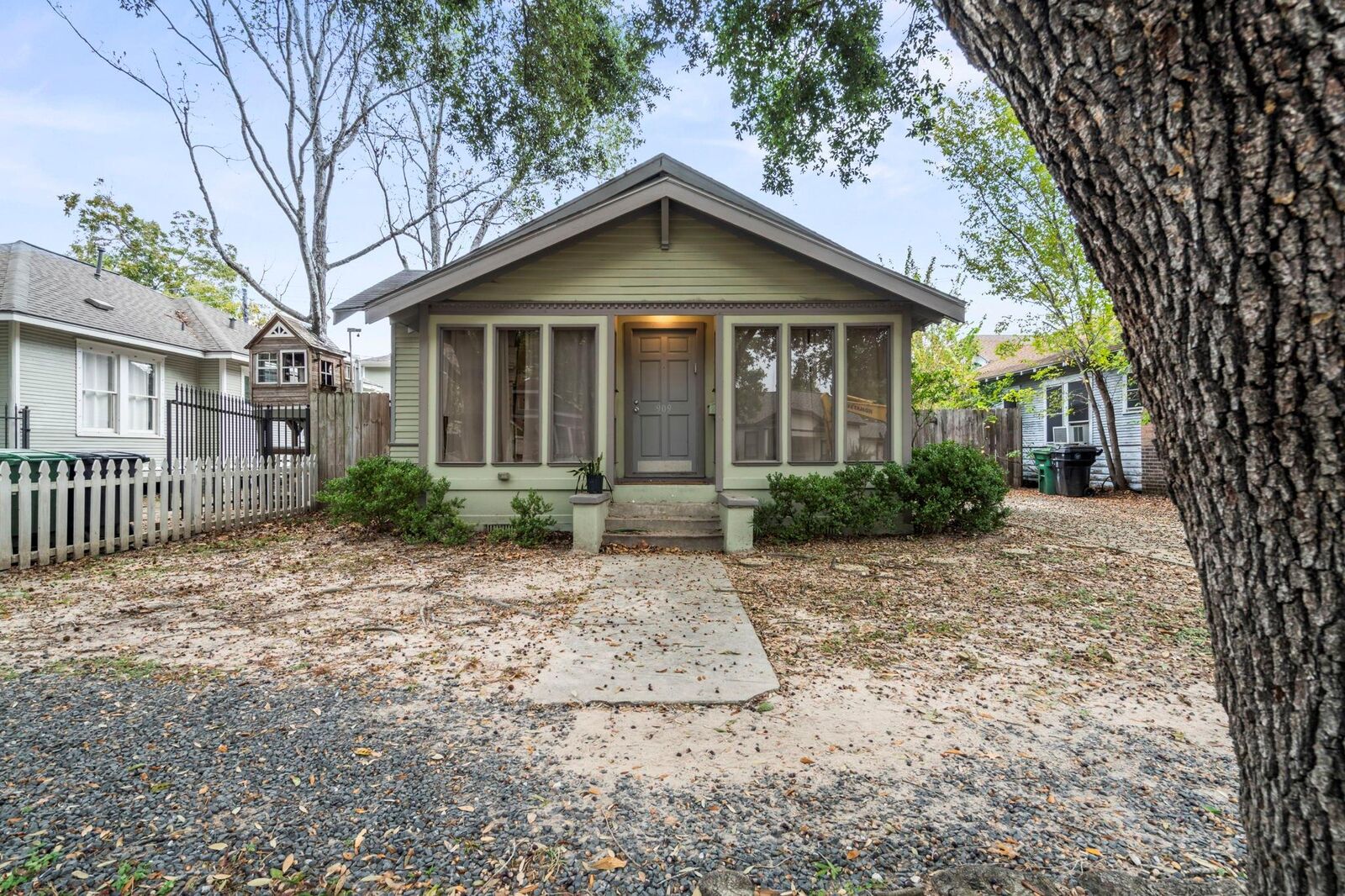 Property Photo: 909 Bayland Avenue TX 77009