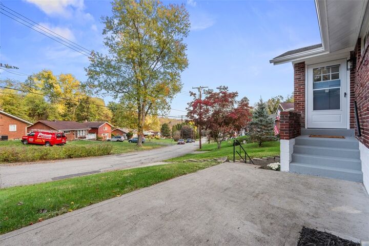 Property Photo:  429 Elwood Dr  PA 15235 