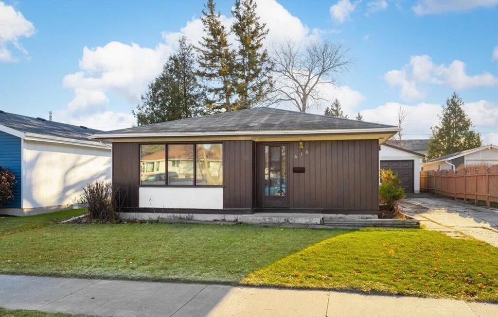 Property Photo:  618 Coldstream Avenue  MB R2C 0N5 