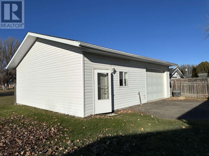 Property Photo:  831 Minnie Ave  ON P9A 2P9 