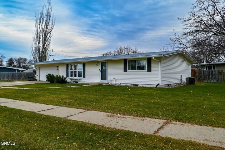 Property Photo:  1709 5th Avenue SW  ND 58701 