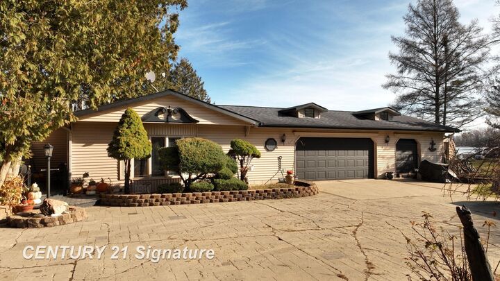 Property Photo:  3444 Lakeshore Lane  MI 48624 