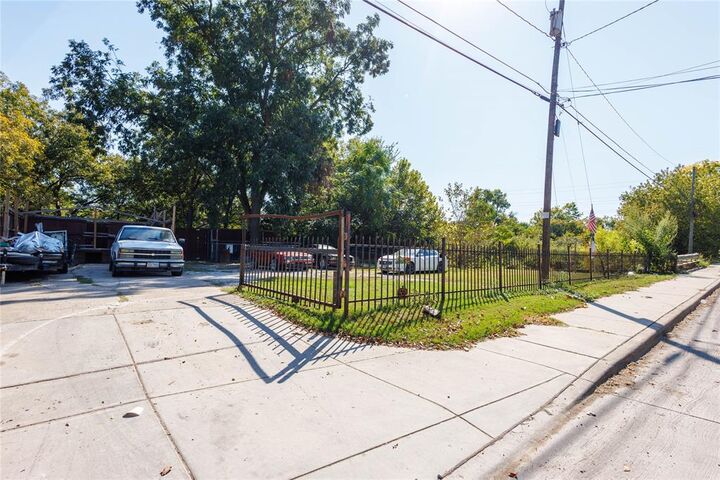 Property Photo: 3020 Fordham Road TX 75216