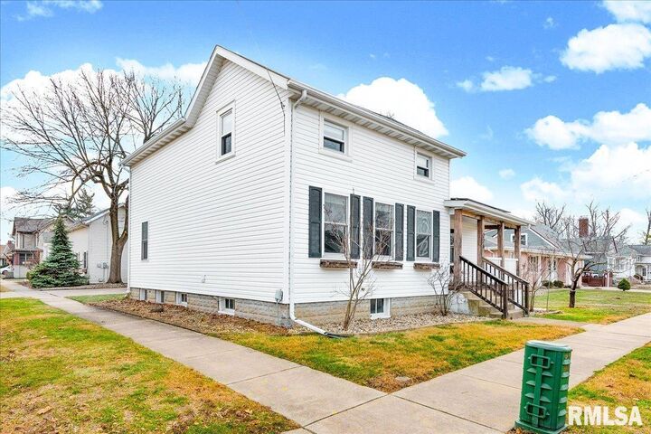 Property Photo:  226 N 4th Avenue  IL 61550 