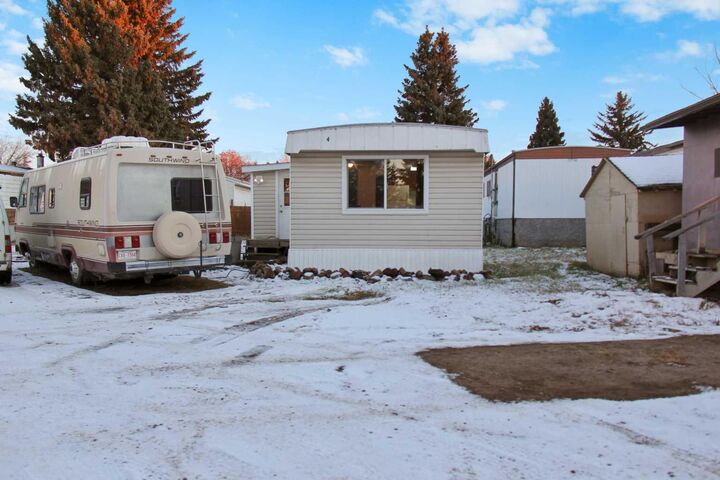 Property Photo: 4504 41 Street 4 AB T4V 4K4