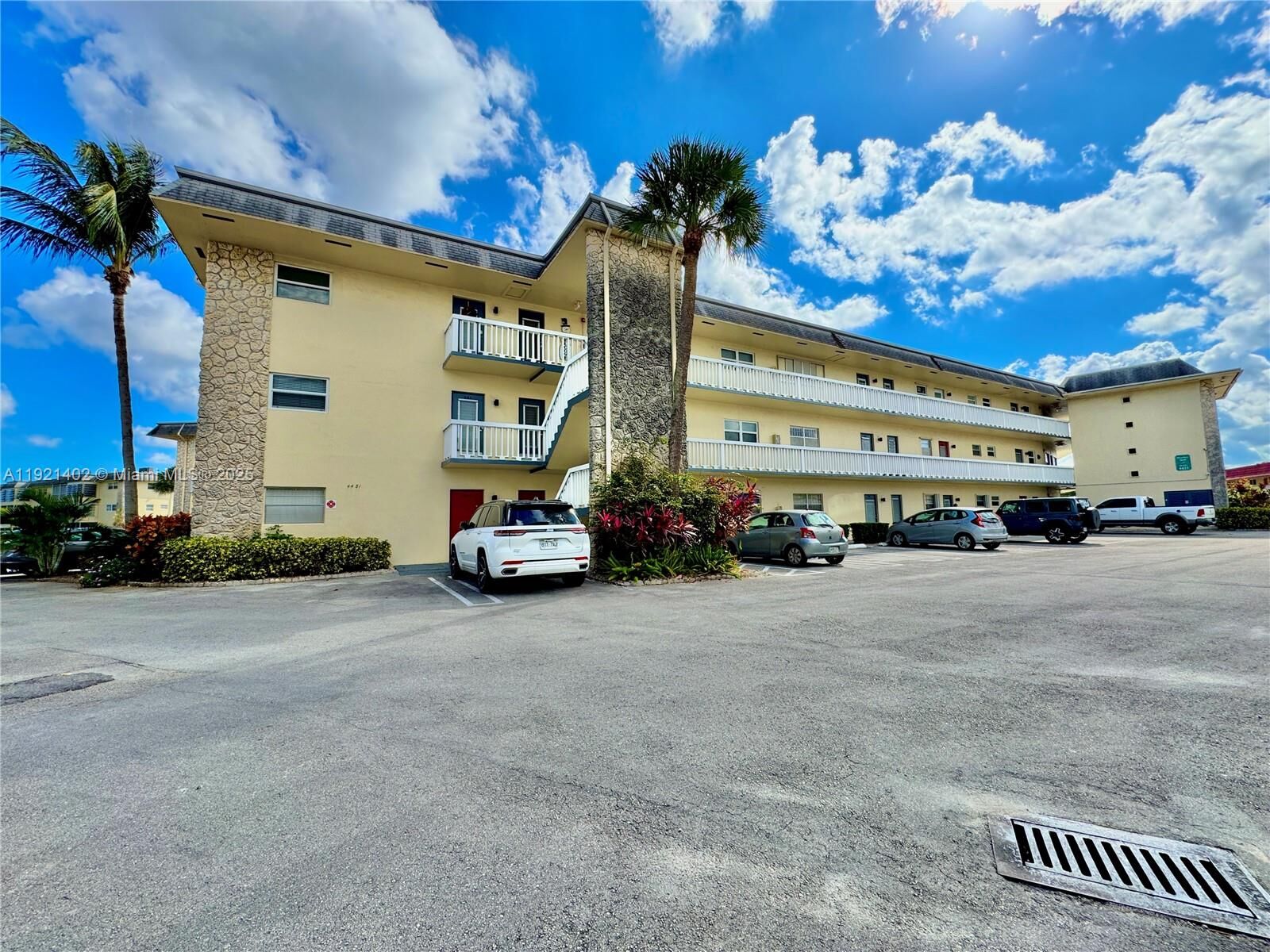 Property Photo:  4431 NW 16th St H104  FL 33313 