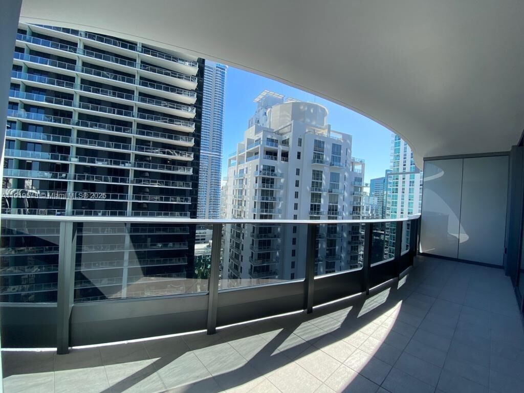 Property Photo:  1000 Brickell Plz 3207  FL 33131 