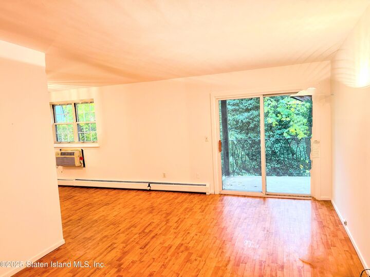 Property Photo:  400 Maryland Avenue 3B  NY 10305 