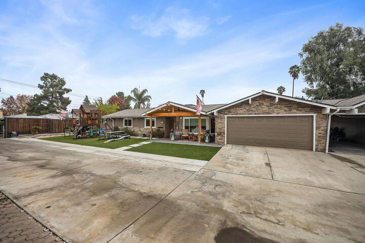 Property Photo: 547 W Gettysburg Avenue CA 93705