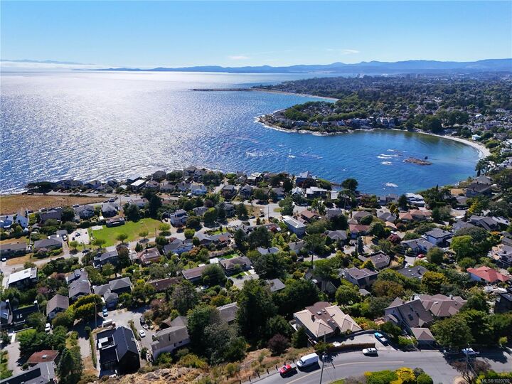 Photo de la propriété: 2095 Lorne Terr BC V8S 2H9