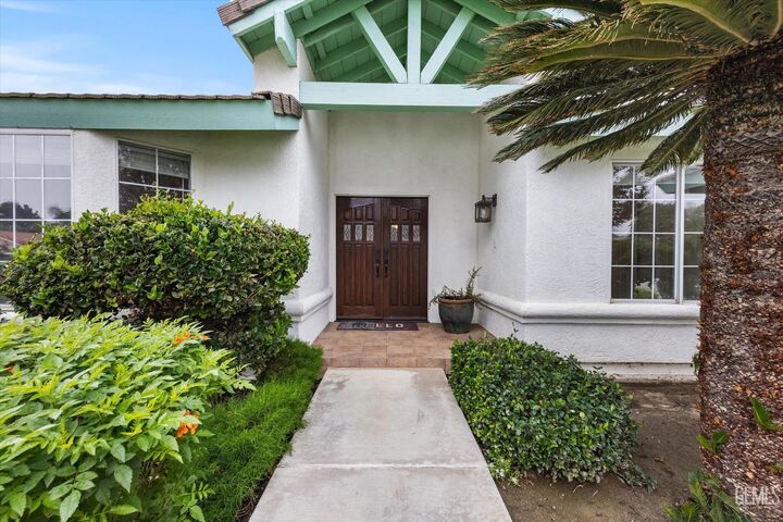 Property Photo:  13912 Las Entradas  CA 93314 