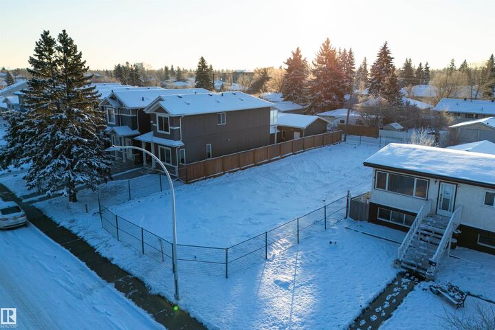 Property Photo:  15805 109 Avenue NW  AB T5P 1B5 