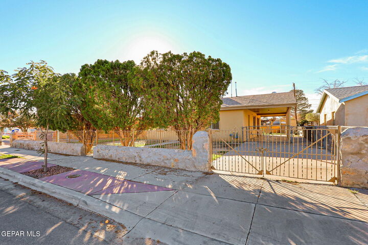 Property Photo:  555 Dolan Street  TX 79905 