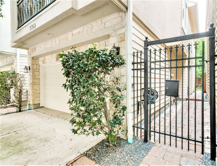 Property Photo: 5742 Kiam Street TX 77007