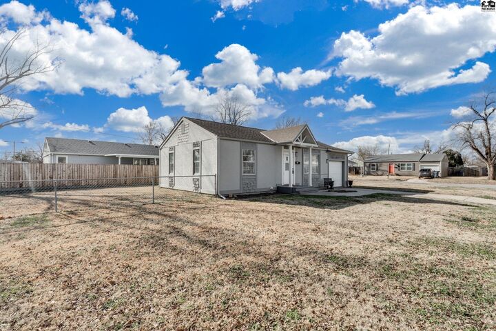 Property Photo: 1129 W 18th Ave KS 67502