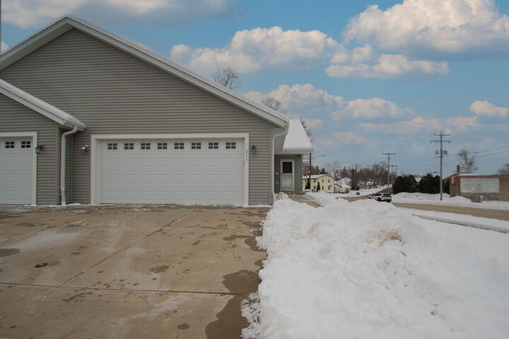 Property Photo:  301 Creekside Ct  WI 53098 